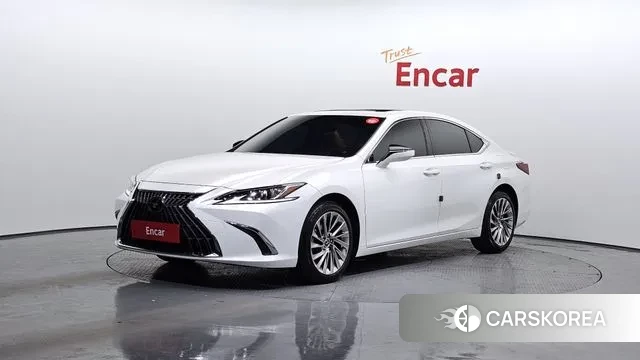 Lexus ES300h 7th generation 2024 Белый из Кореи