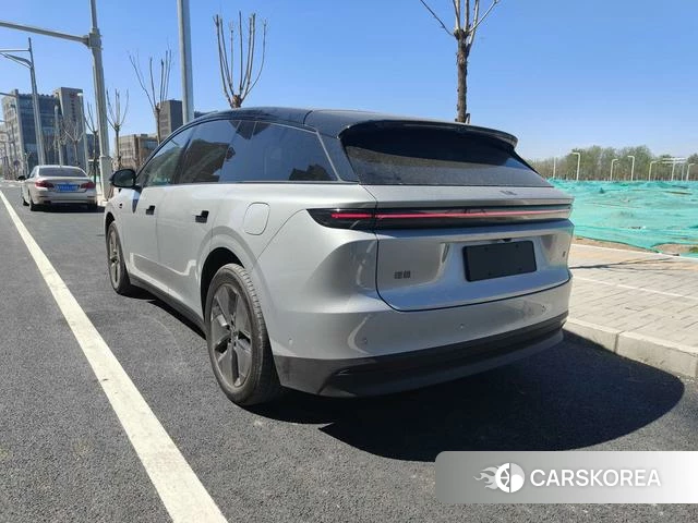 Ideal car Ideal i6 2026 Серебристо-серый из Китая