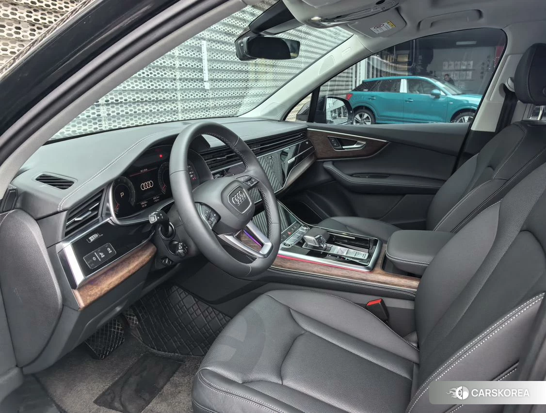 Audi Q7 2024 Черный из Китая