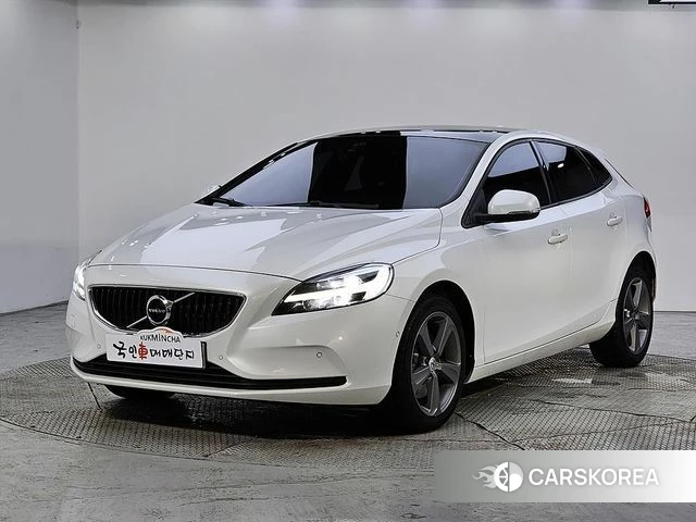 Volvo V40 2018 Белый из Кореи