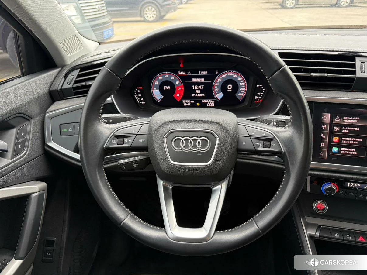 Audi Q3 2021 Темно-серый из Китая