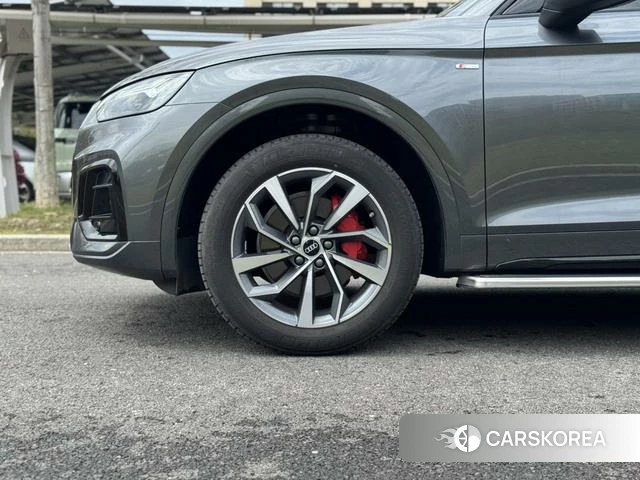 Audi Q5L 2023 Темно-серый из Китая