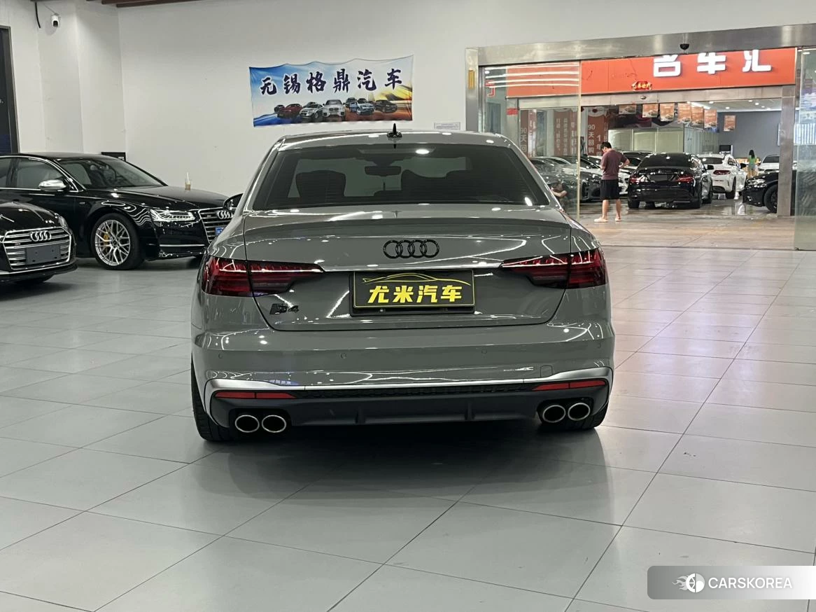 Audi S4 2021 Темно-серый из Китая