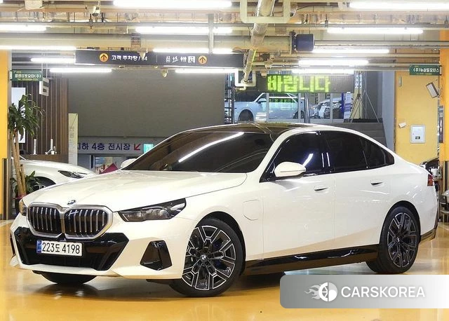 BMW 5 Series (G60) 2025 Белый из Кореи