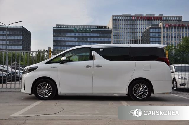 Toyota Elfa 2022 Белый из Китая