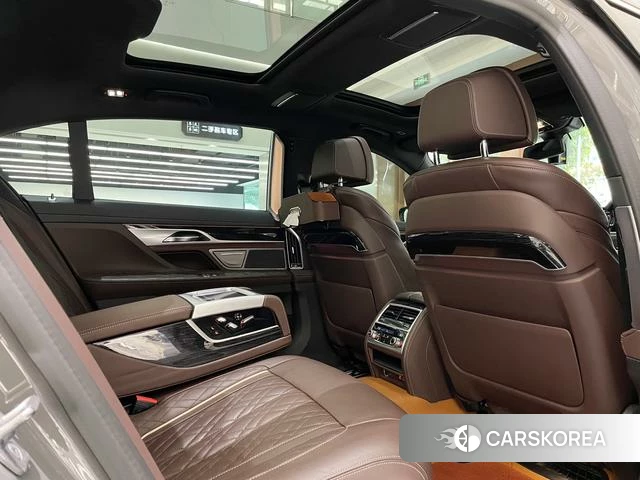 BMW 7 series 2021 Серебристо-серый из Китая