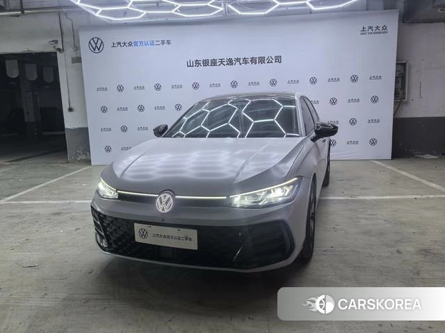 Volkswagen Passat 2024 Серебристо-серый из Китая