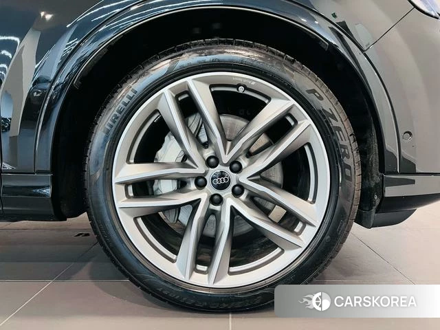Audi Q7 2024 Черный из Китая