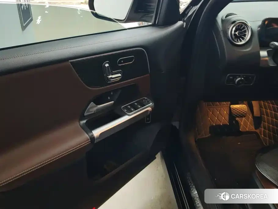 Mercedes-Benz GLB 2024 Черный из Китая, фото 2