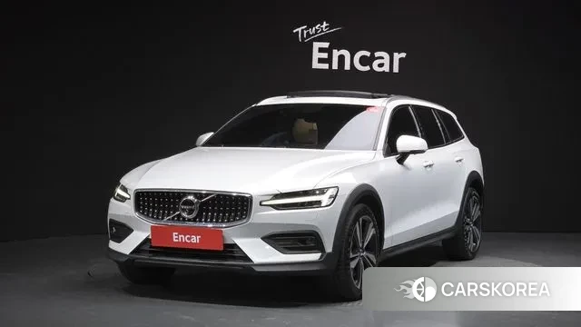 Volvo V60 Cross-Country 2nd Generation 2021 Белый из Кореи