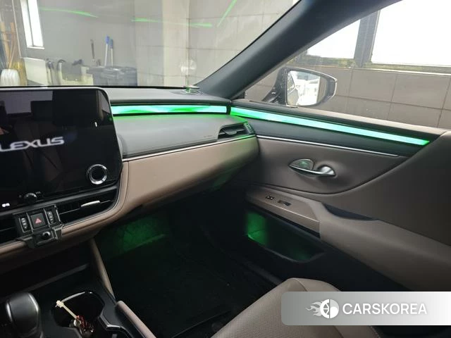 Lexus ES 2025 Серебристо-серый из Китая