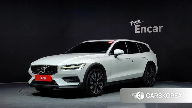 Volvo V60 Cross-Country 2nd Generation 2023 Белый из Кореи