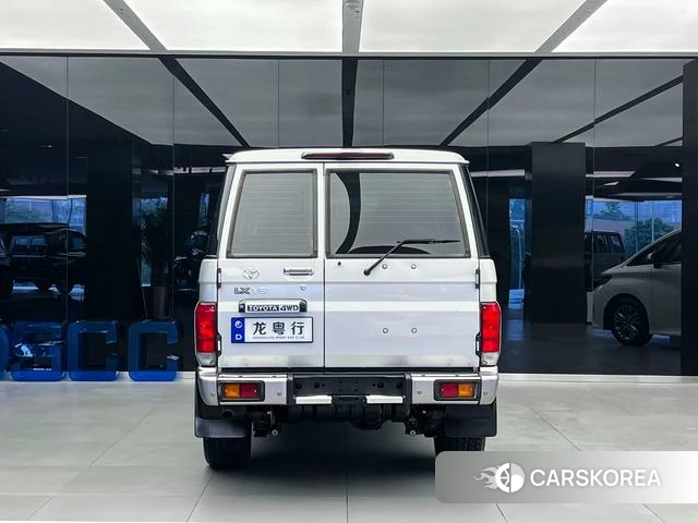 Toyota Land Cruiser 70 Series 2024 Серебристо-серый из Китая