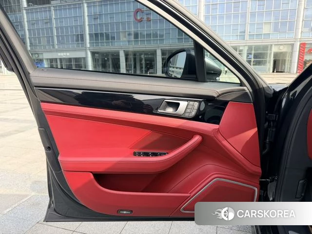 Porsche Panamera 2023 Темно-серый из Китая