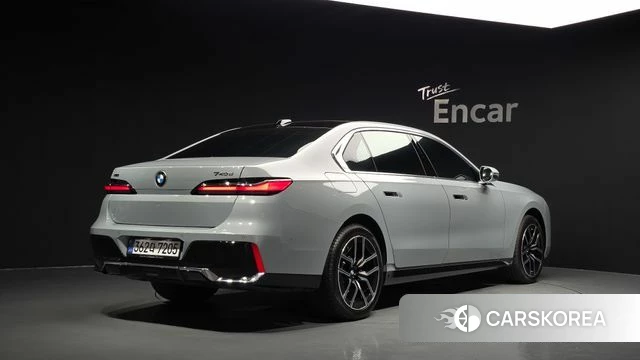 BMW 7 Series (G70) 2025 Серебристо-серый из Кореи
