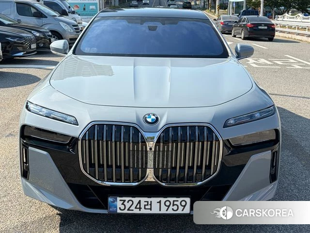 BMW 7 Series (G70) 2024 Небесно-голубой из Кореи