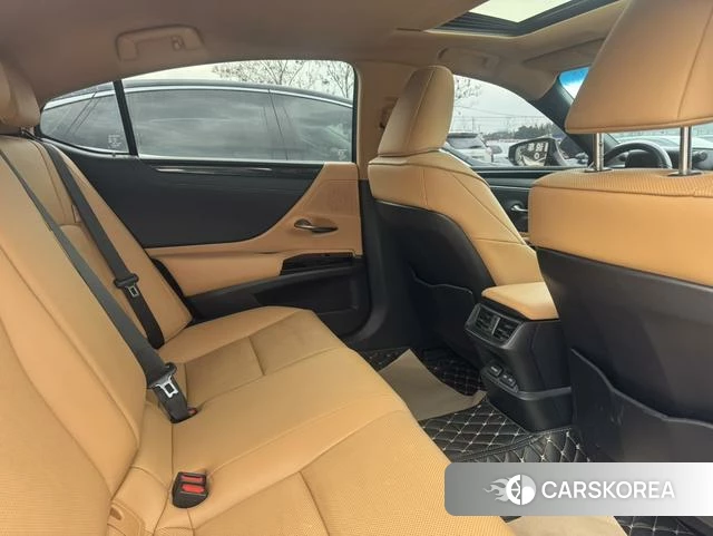 Lexus ES 2022 Серебристо-серый из Китая