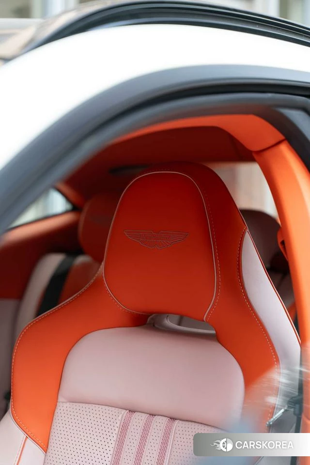 Aston Martin DBX 2025 Белый из Китая