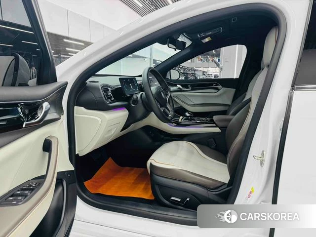 BYD Qin PLUS DM 2023 Белый из Китая