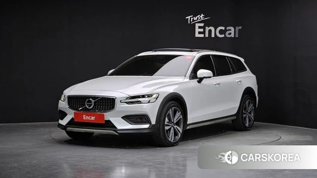 Volvo V60 Cross-Country 2nd Generation 2021 Белый из Кореи