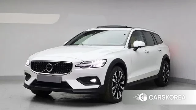 Volvo V60 Cross-Country 2nd Generation 2023 Белый из Кореи