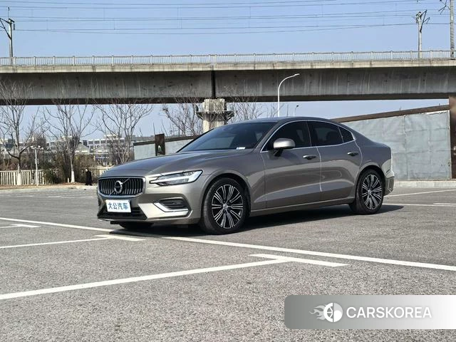 Volvo S60 2021 Темно-серый из Китая
