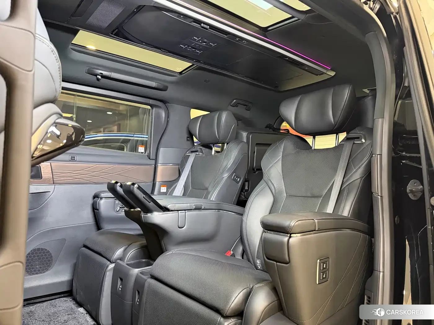 Toyota Elfa 2025 Черный из Китая