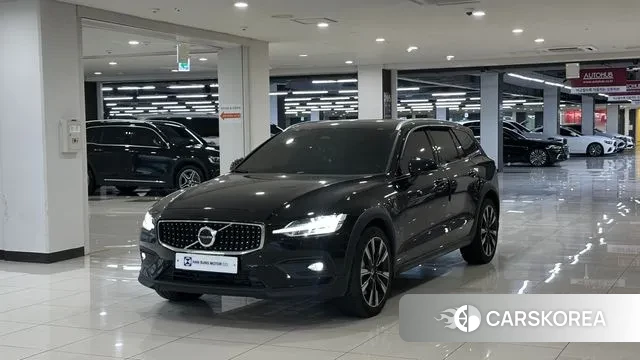 Volvo V60 Cross-Country 2nd Generation 2023 Черный из Кореи