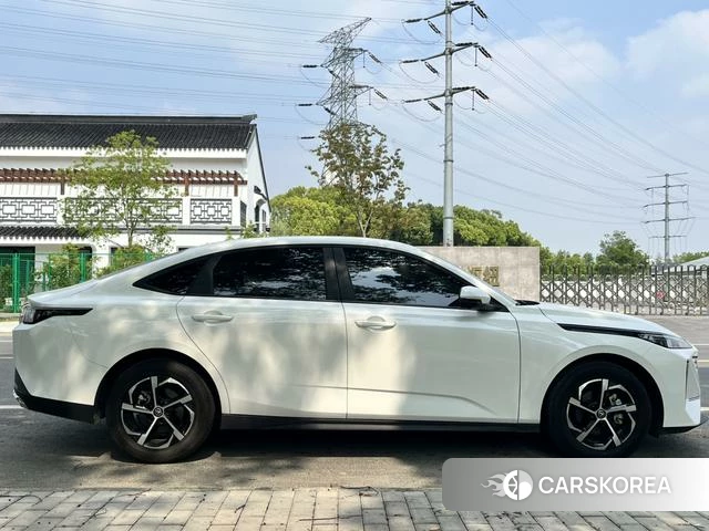 Chang'an Yidong 2025 Белый из Китая