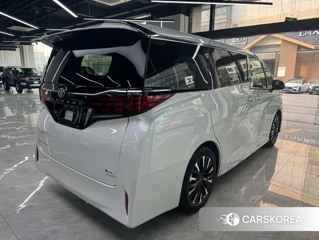 Toyota Elfa 2024 Белый из Китая