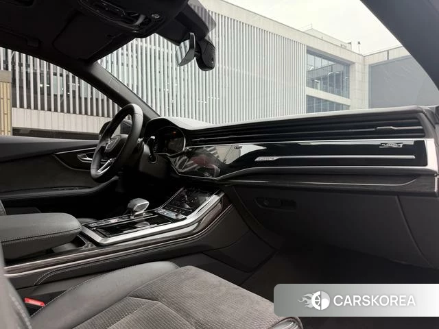 Audi Q8 2021 Черный из Китая