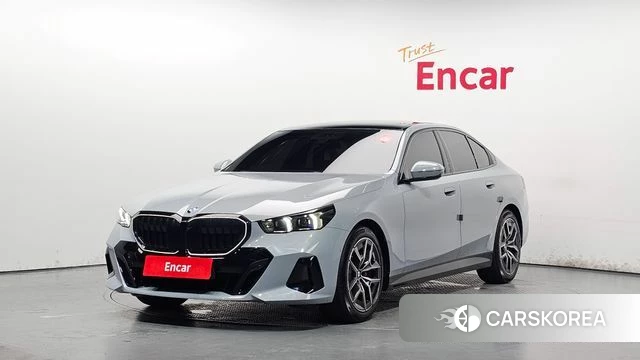 BMW 5 Series (G60) 2025 Серебристо-серый из Кореи
