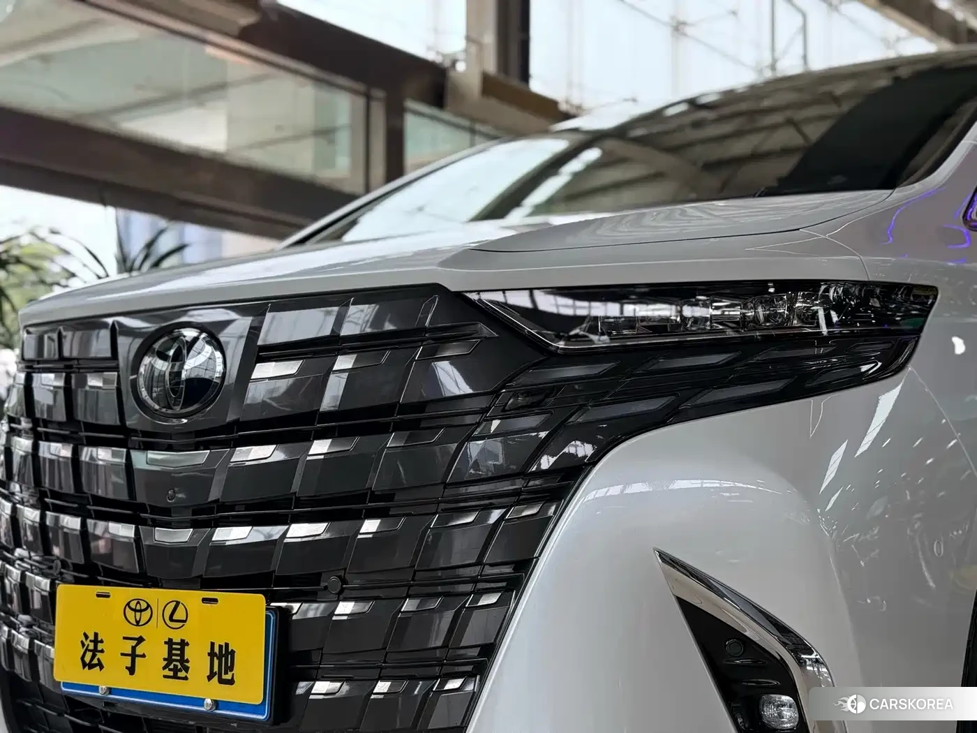Toyota Alphard 2023 Белый из Китая