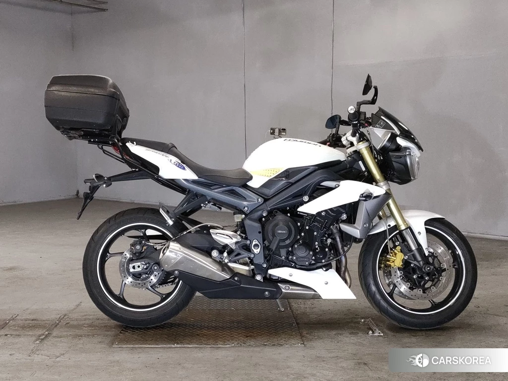 Проданный Triumph STREET TRIPLE 2013 из Японии