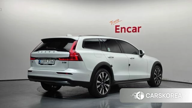 Volvo V60 Cross-Country 2nd Generation 2024 Белый из Кореи