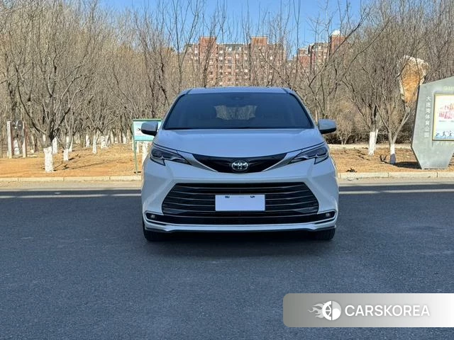 Toyota Saina 2023 Белый из Китая