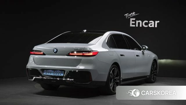BMW i7 (G70) 2024 Светло-серебряный цвет из Кореи