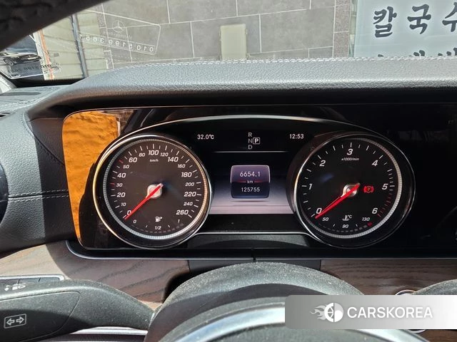 Mercedes-Benz E-Class W213 2019 Серебристо-серый из Кореи