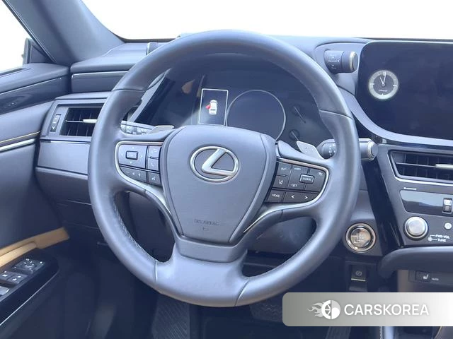 Lexus ES 2024 Серебристо-серый из Китая
