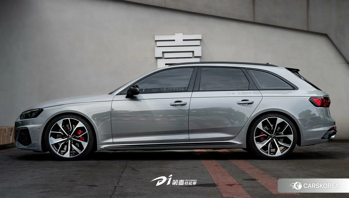 Audi RS 4 2021 Серебристо-серый из Китая