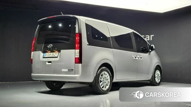 Hyundai Staria 2023 Серебряный из Кореи