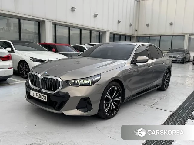 BMW 5 Series (G60) 2025 Цвет тростника из Кореи