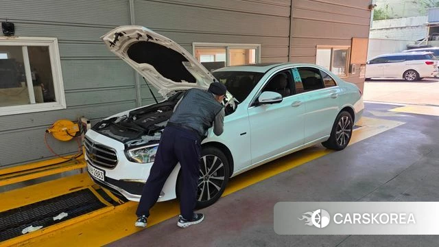 Mercedes-Benz E-Class W213 2021 Белый из Кореи