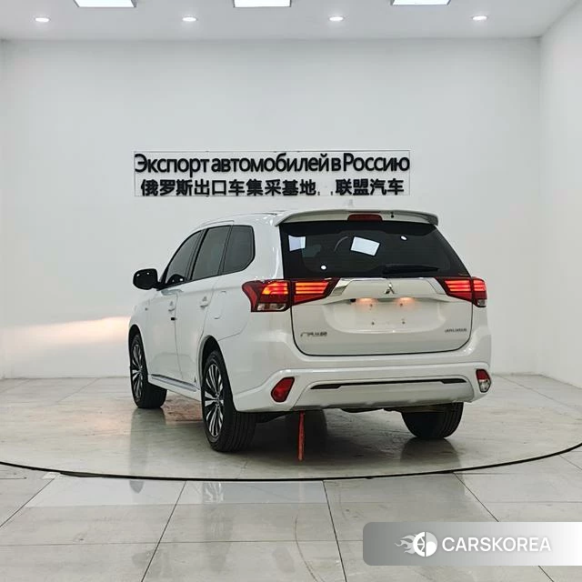 Mitsubishi  Outlander 2021 Белый из Китая