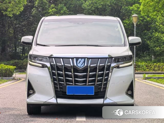 Toyota Elfa 2022 Белый из Китая