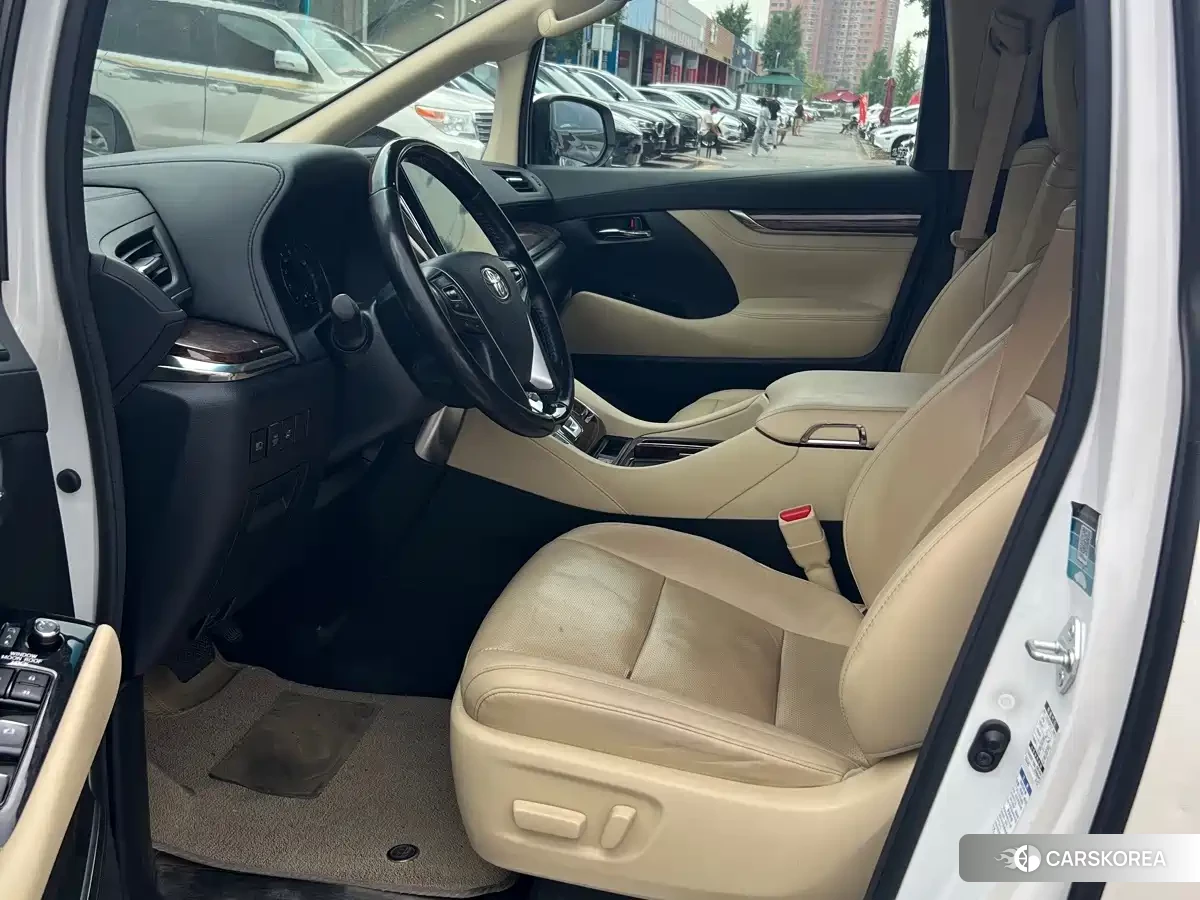 Toyota Elfa 2021 Белый из Китая