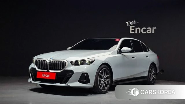 BMW 5 Series (G60) 2026 Светло-серебряный цвет из Кореи