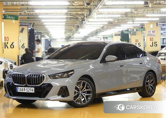 BMW 5 Series (G60) 2024 Серебристо-серый из Кореи