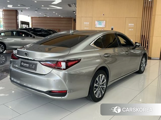 Lexus ES 2024 Серебристо-серый из Китая