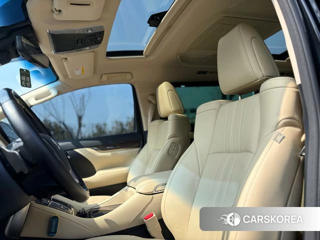 Toyota Elfa 2022 Черный из Китая